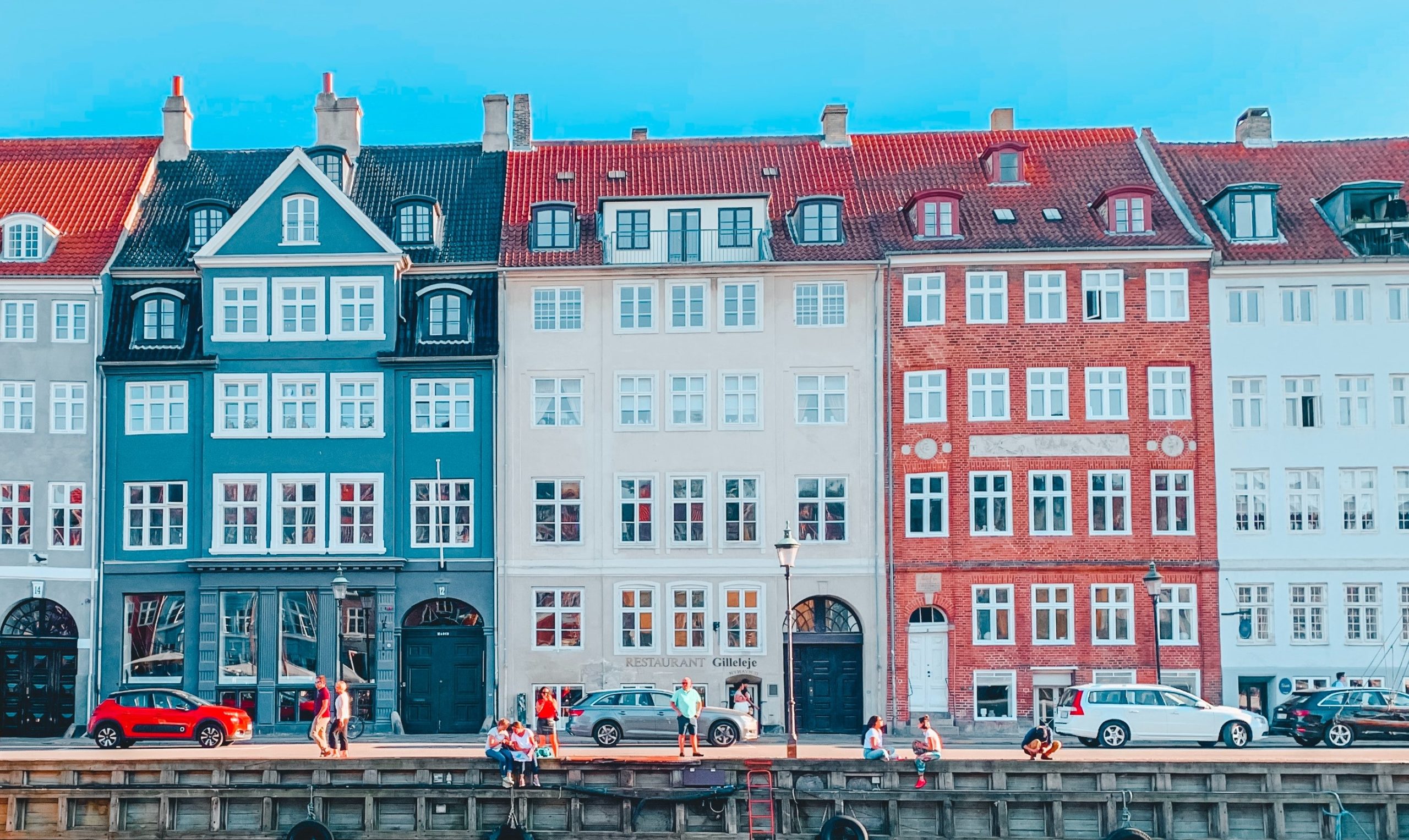 Smukke gamle ejendomme i Nyhavn i København. Rendboe ApS rådgiver i forbindelse med renovering af fredet og bevaringsværdige ejendomme.